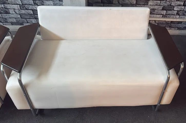 Conjunto de 2 sofás de 3 lugares de couro branco - Foto 2