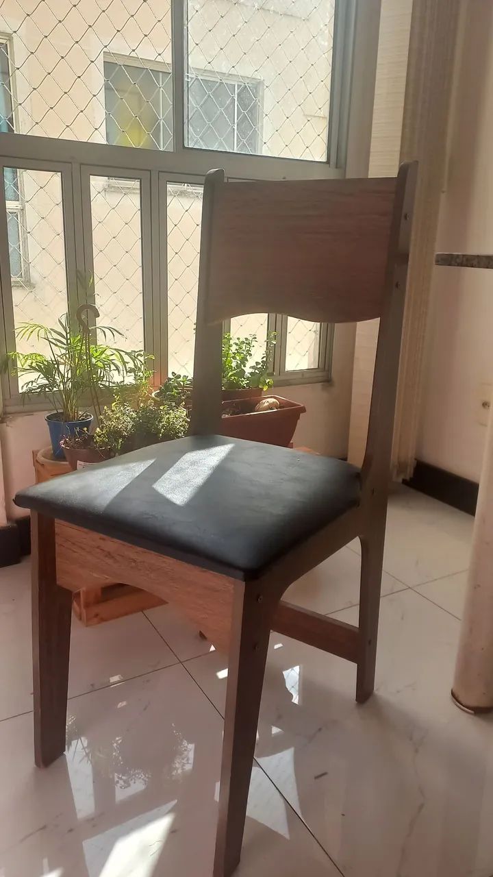 Cadeira em mdf e estofada