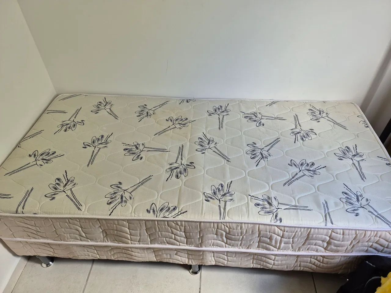 Vendo cama box solteiro conjugada. 200 reais
