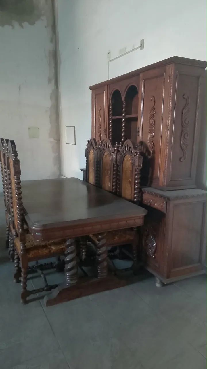 Mesa e armário retrô