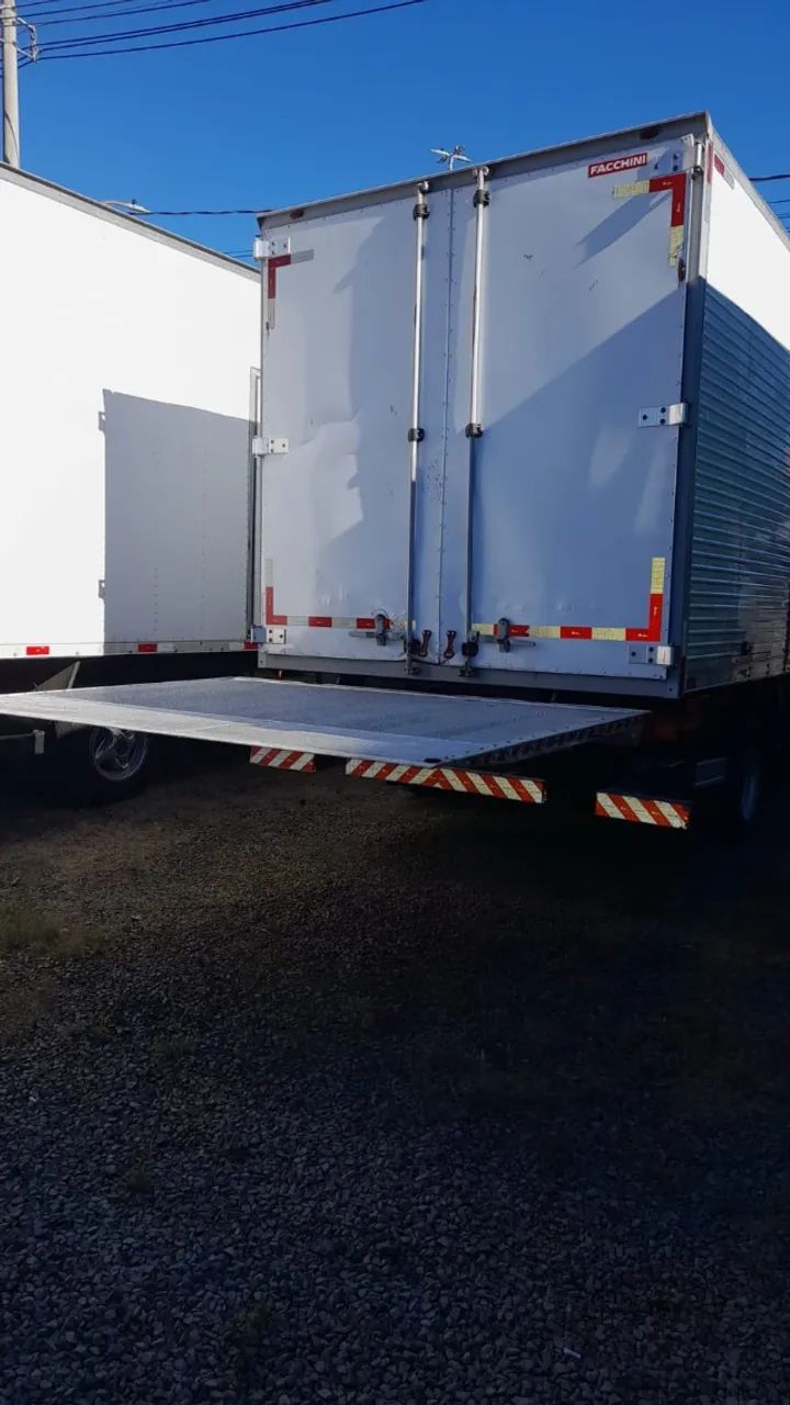 Accelo 815 com baú, e plataforma. - Foto 3