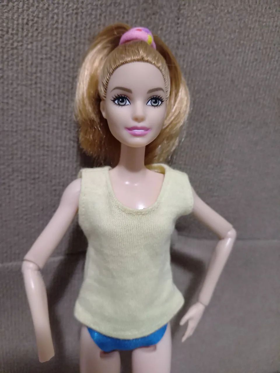 Boneca barbie articulada, tá falando uma mão e tem uma trinca no pescoço ,mas cabeça escon