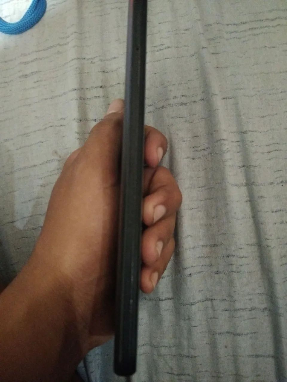 tou com um celular bom, defeitos tela arracha e o botão de ligar ruim fora isso, funciona - Foto 4