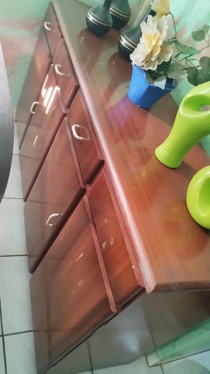 Mesa de madeira com bufe 