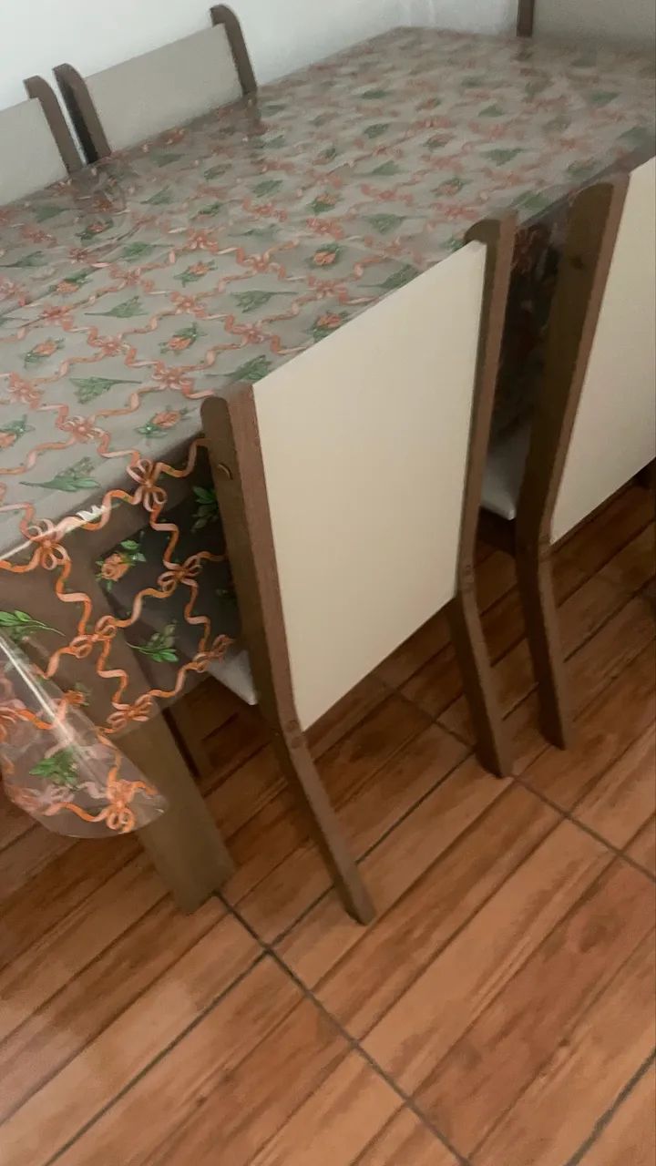 Mesa com 6 cadeiras
