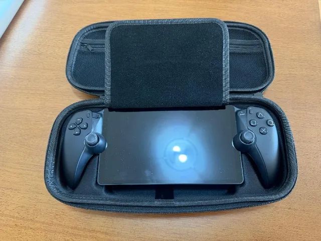 Playstation Portal PS5 - Black Edition + Suporte + Bag - Consoles