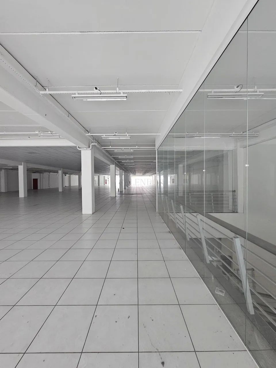 Sala comercial 1.863 m² na Rua 7 de Setembro com amplo estacionamento - Foto 3
