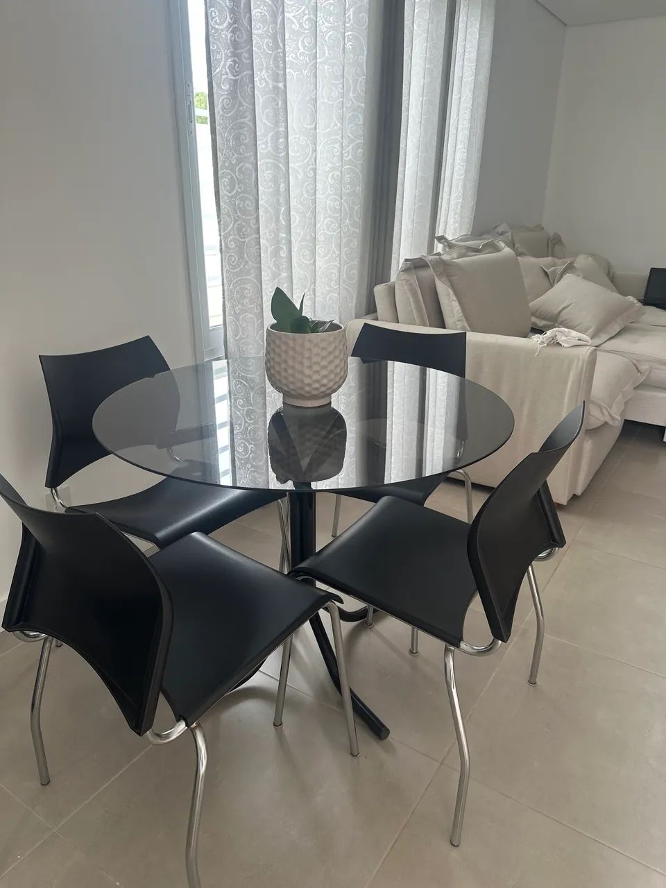 Mesa de vidro com 4 cadeiras 