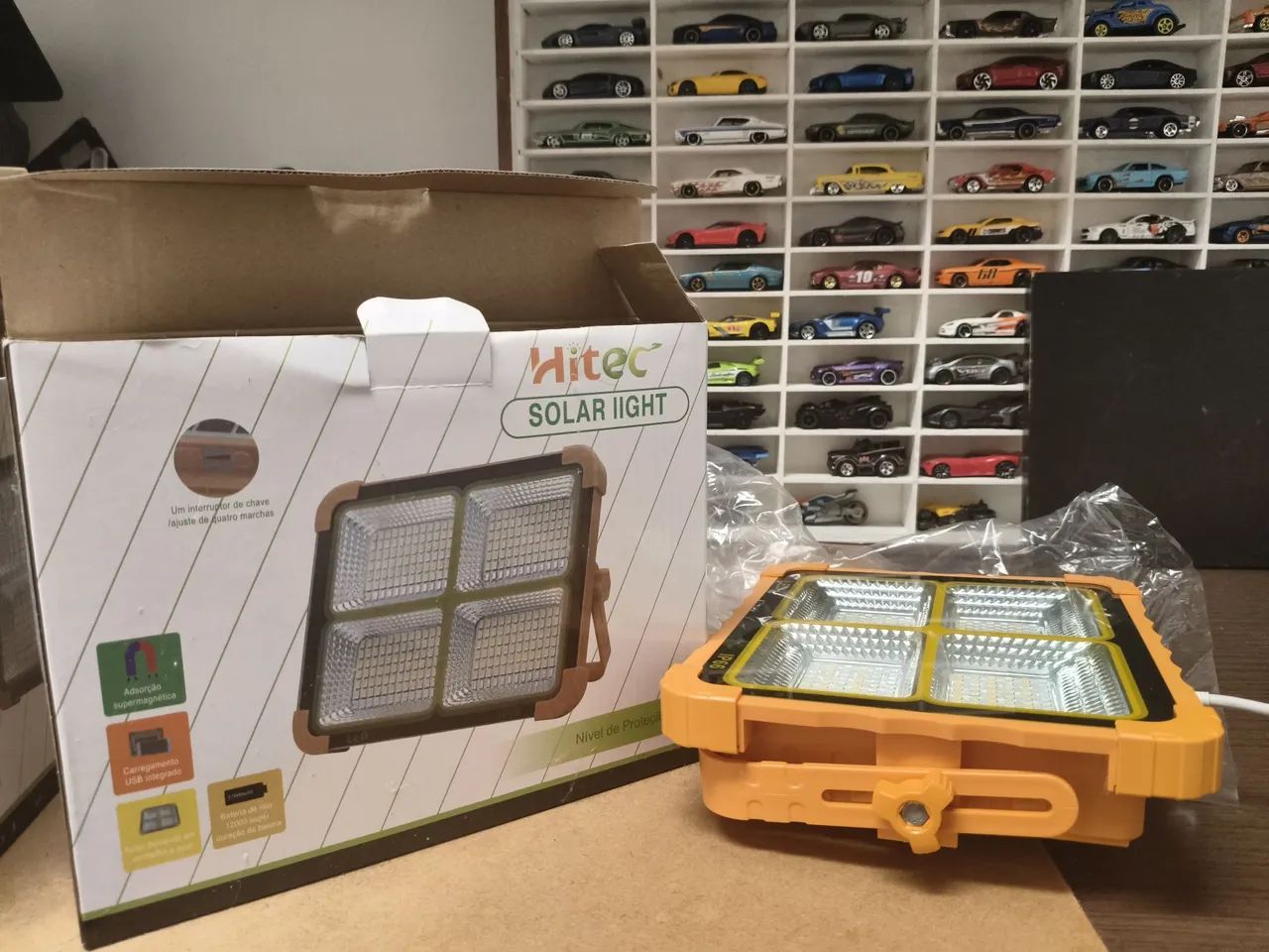 Refletor com carregamento solar