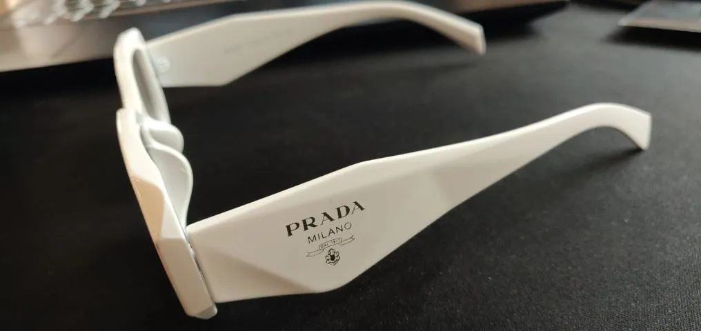 Óculos de sol Prada branco com lentes fumê linha Symbole - Foto 3
