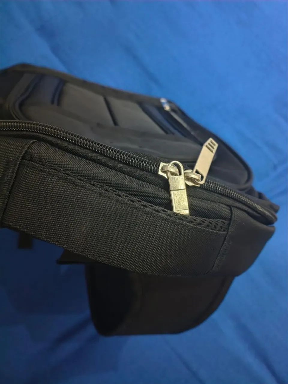 Mochila Executiva Semi-Impermeável para Notebook - Espaçosa e Resistente - Foto 3
