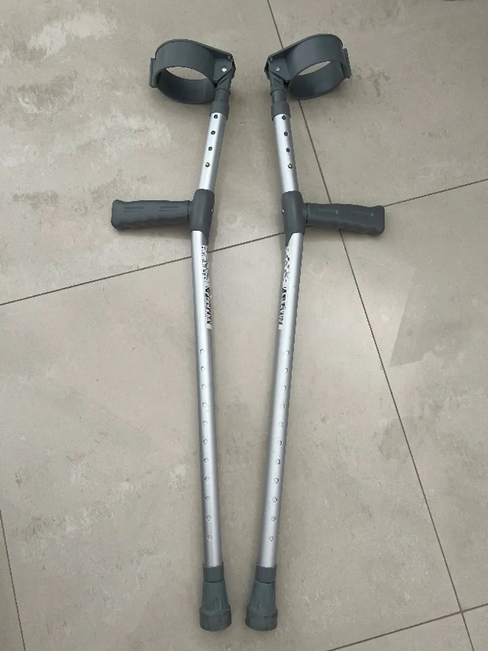 EXCELENTE Par de Muletas Articuladas trazidas da Inglaterra!!! - Foto 2