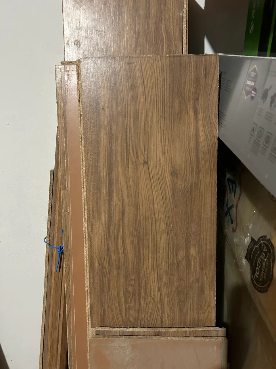 Piso laminado madeira com rodapés 