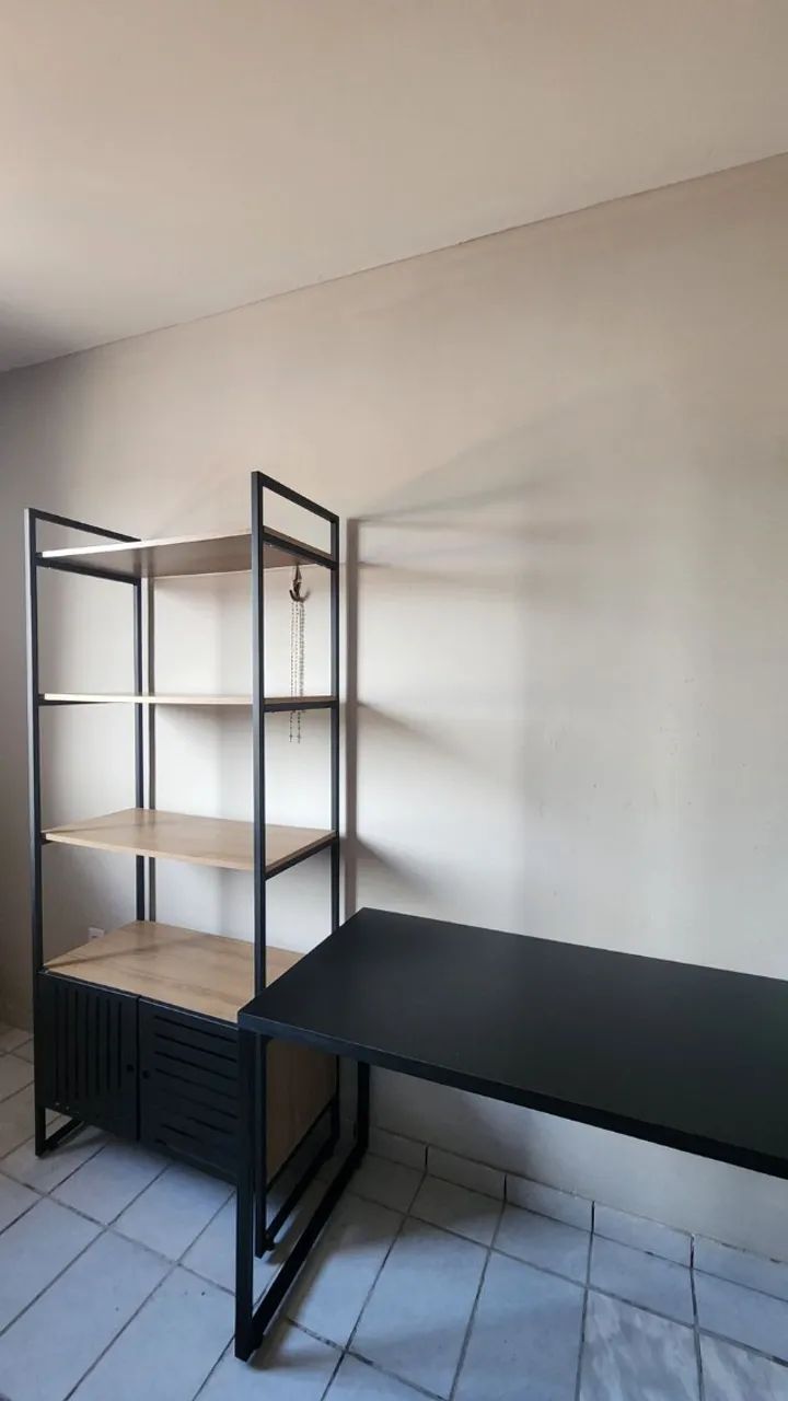 Mesas e Estante de Escritório Estilo Industrial