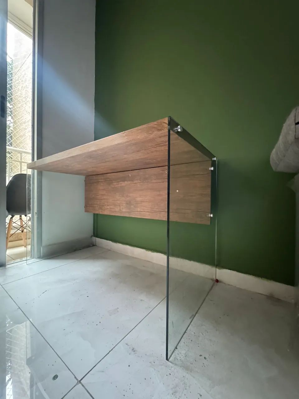 Mesa com laterais de vidro