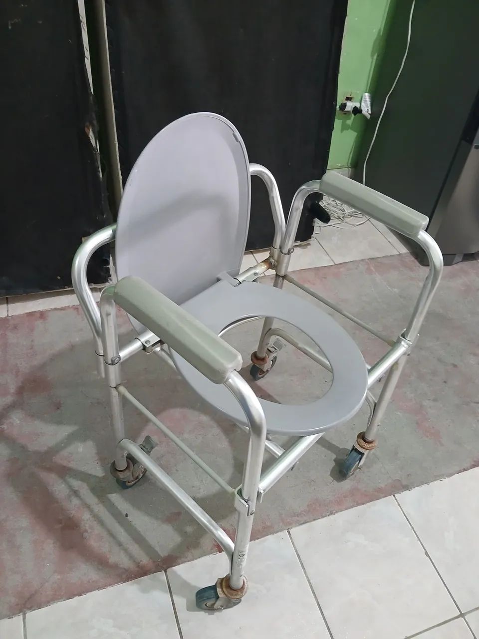 Cadeira de banho  td em alumínio  - Foto 3