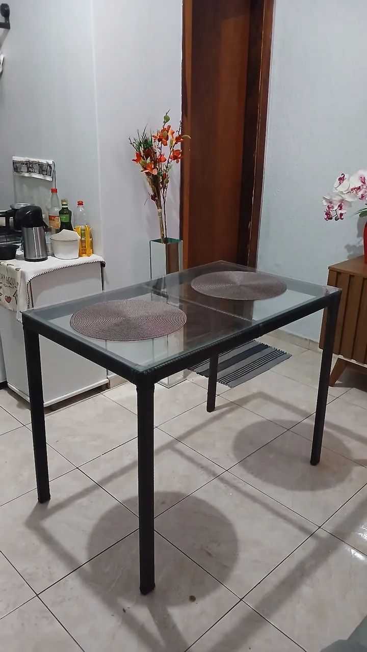 Mesa com tampa de vidro 