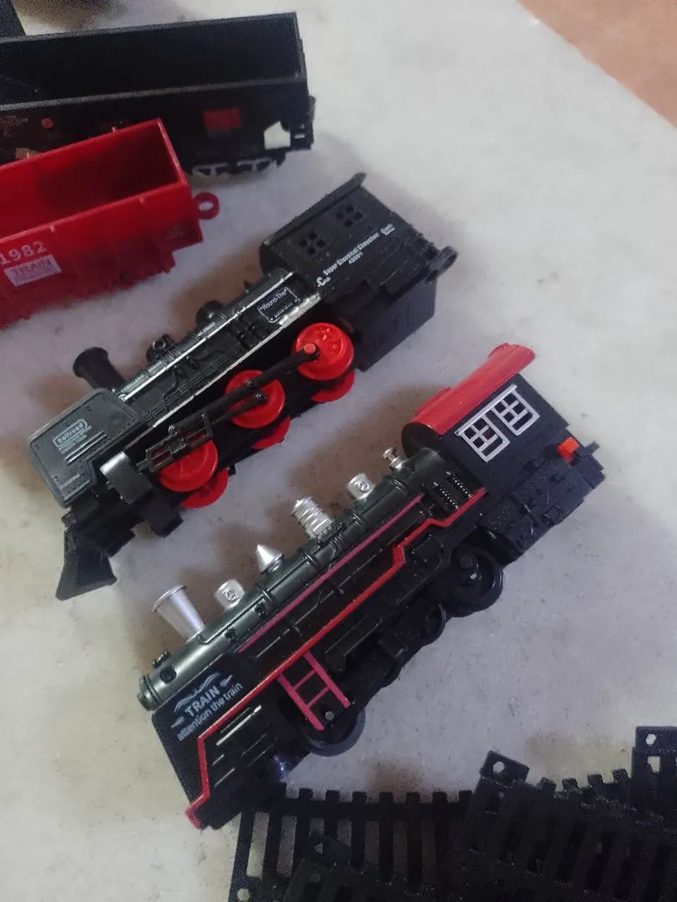 Brinquedos pula pirata e 2  trenzinhos com pilhas - Foto 2