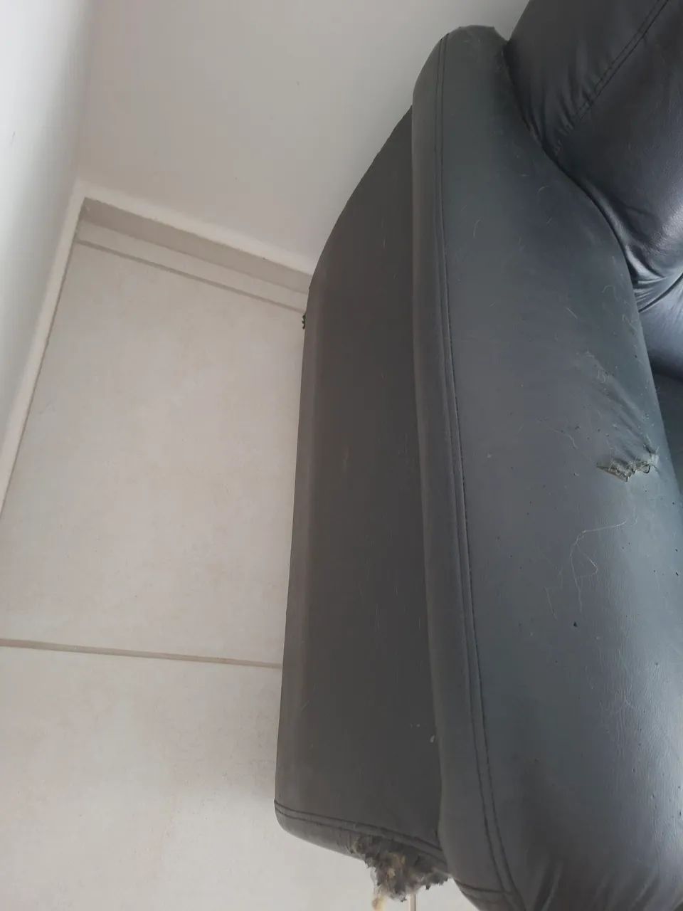 Sofá danificado/marcas de uso couro  - Foto 4