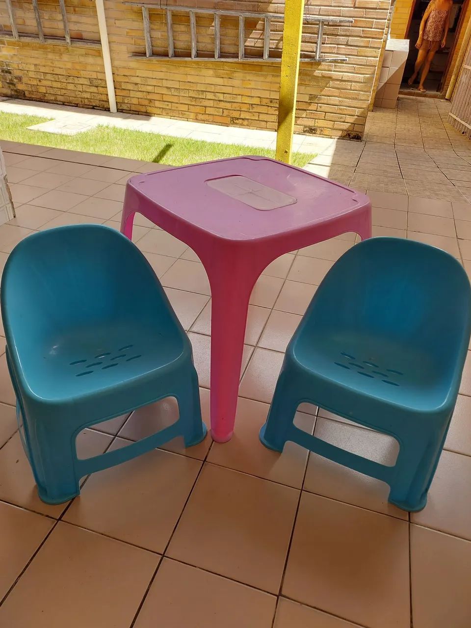 Vendo Mesa e Cadeiras Infantil 