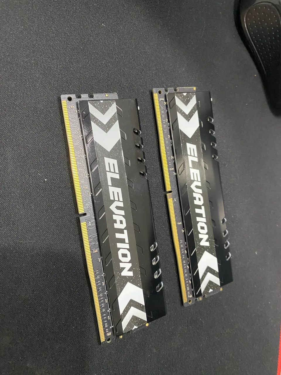 2 Memórias DDR 4 - 8 GB - 2666 MHz