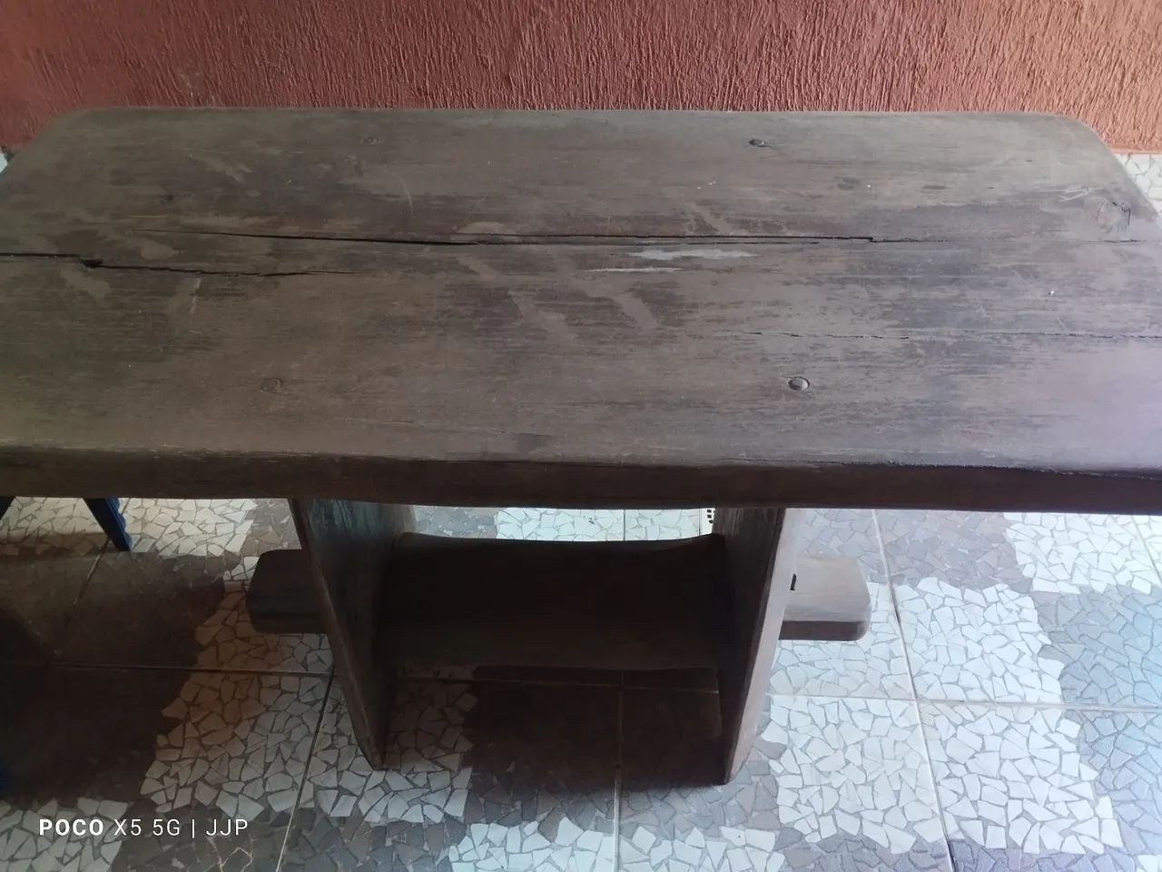 Mesa rústica com 2 bancos