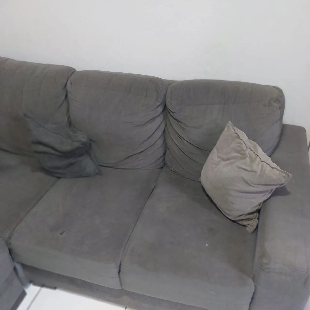 Sofá 2.0x2.0 metros cinza.