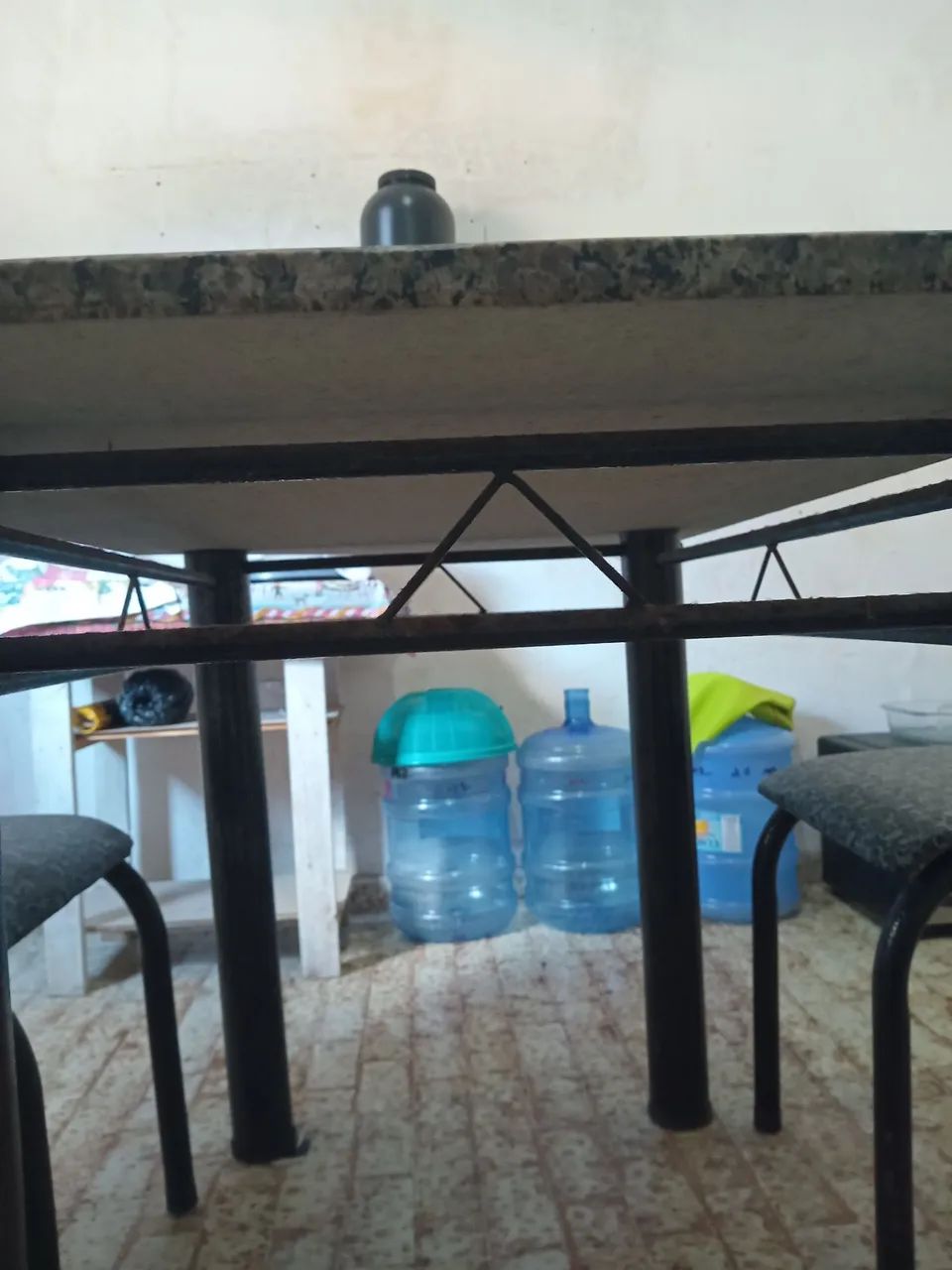 Mesa de mármore com um pedaço quebrado  - Foto 3