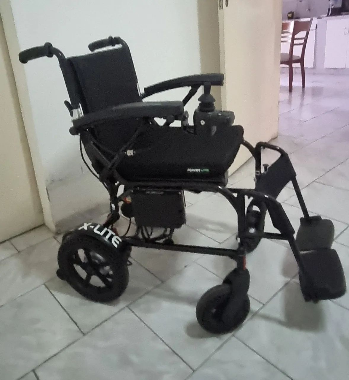 Cadeira de rodas motorizada moderna e leve - Foto 4