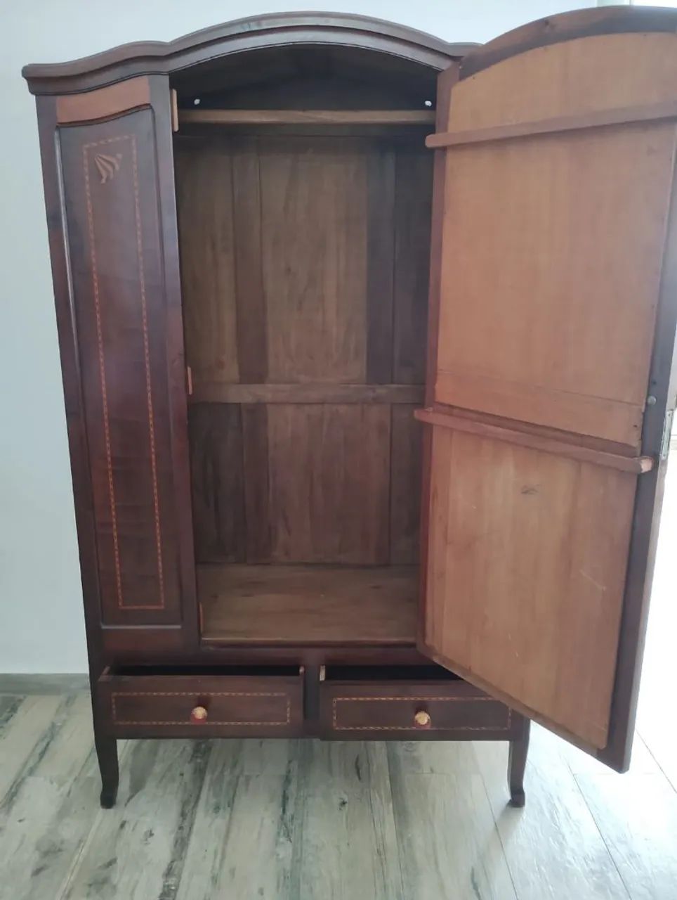 Guarda-Roupa Antigo Em Madeira Maciça Com Espelho - Foto 2