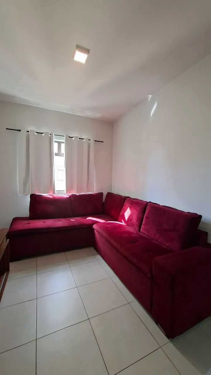 Sofá grande, muito conservado, em  L, de veludo marsala.