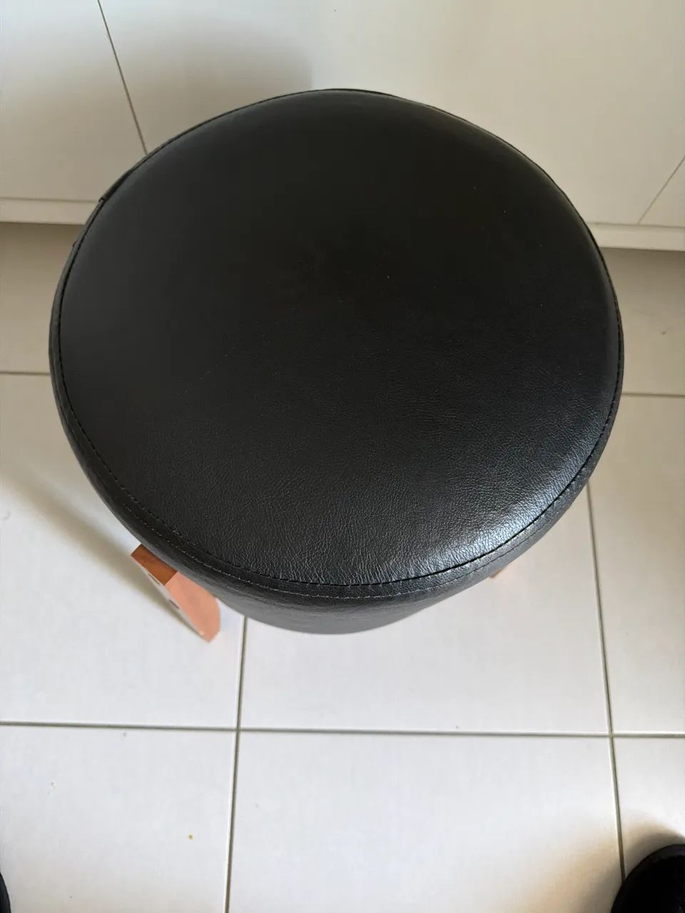 Banqueta preta de couro extremamente resistente  - Foto 2