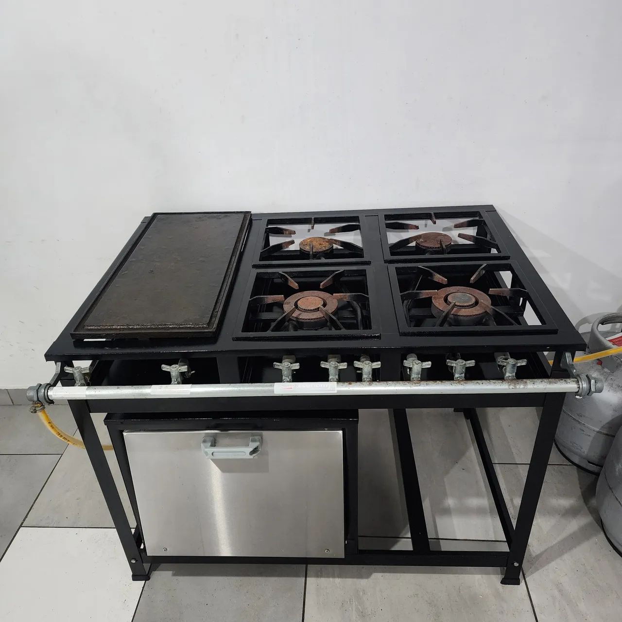 FOGÃO INDUSTRIAL 4 BOCAS COM CHAPA E FORNO - PROFISSIONAL
