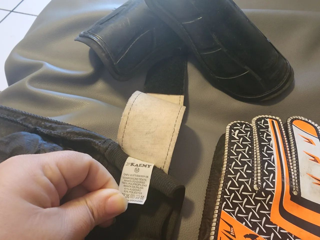 Luva goleiro profissional e par de caneleira - Foto 2