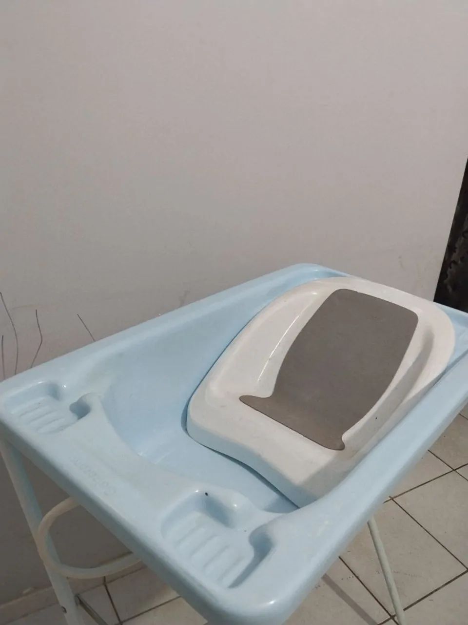 Banheira de bebê com suporte 