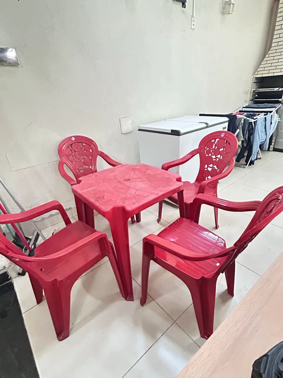 Mesa de plástico com 4 cadeiras 
