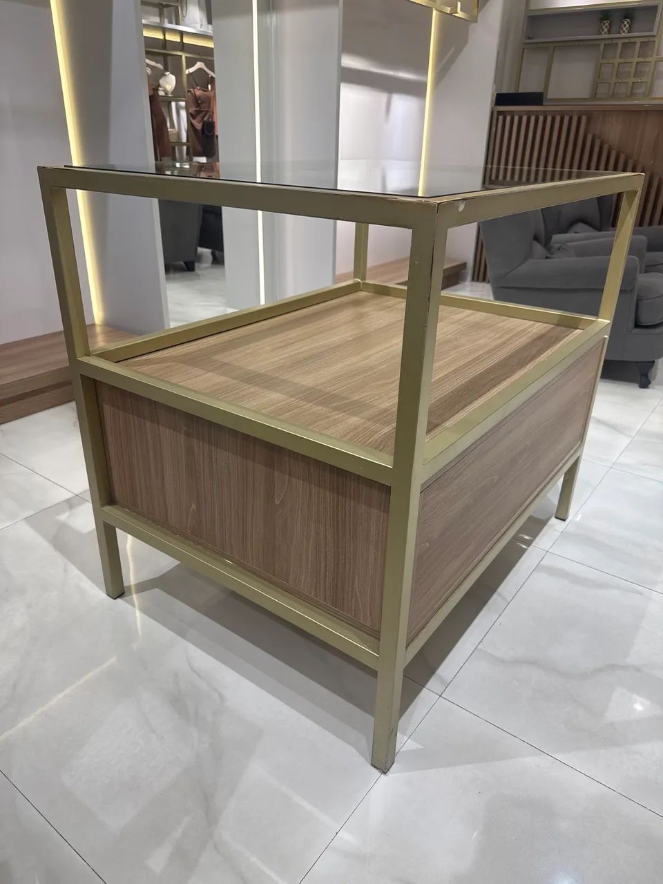 Mesa de metal com vidro e madeira 