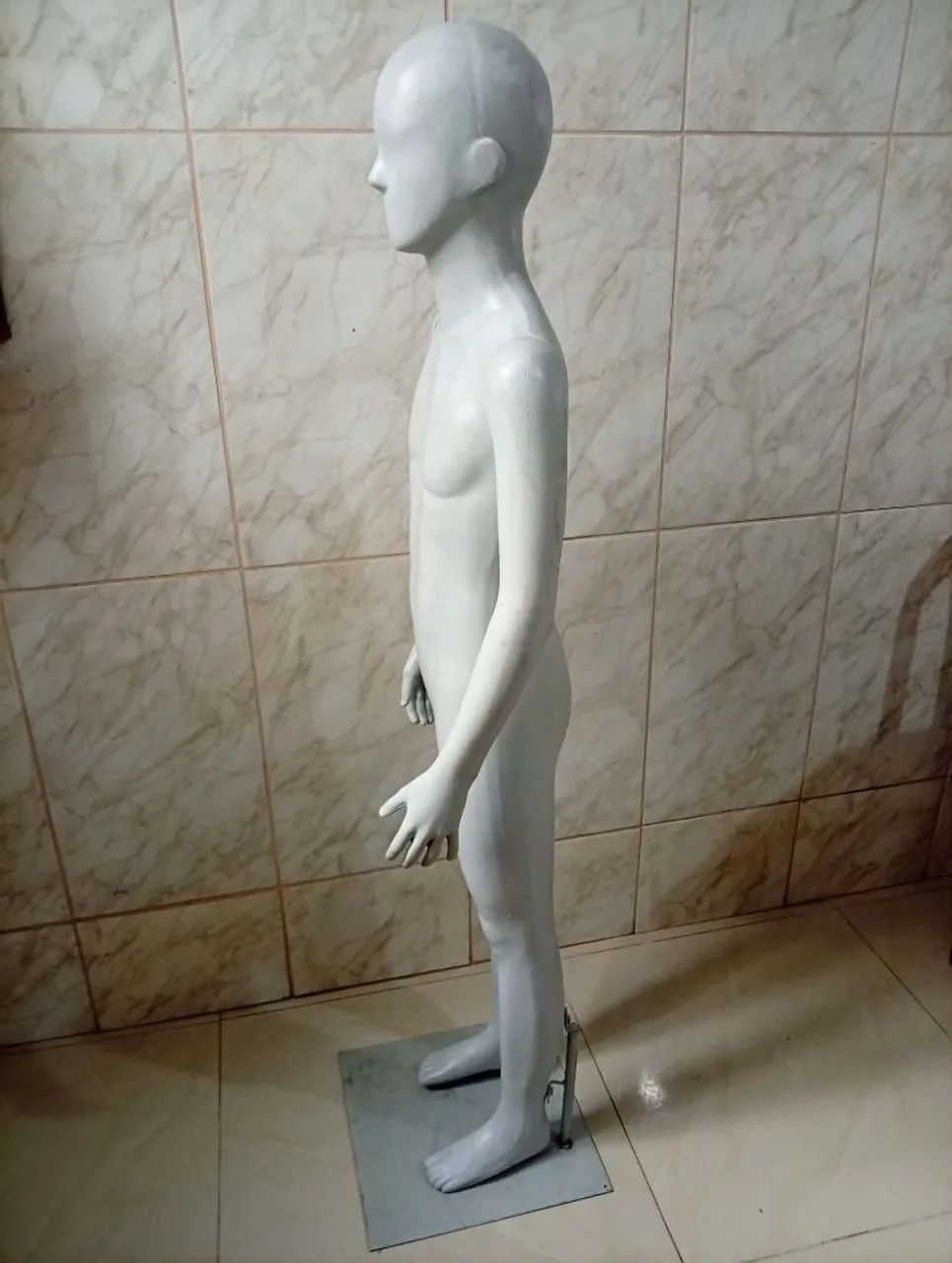 Manequim infantil de corpo inteiro com base - Foto 2