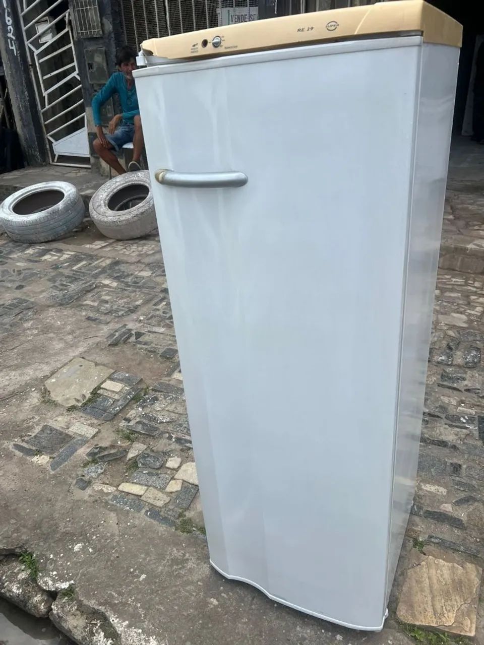 Vendo geladeira gelando perfeitamente 