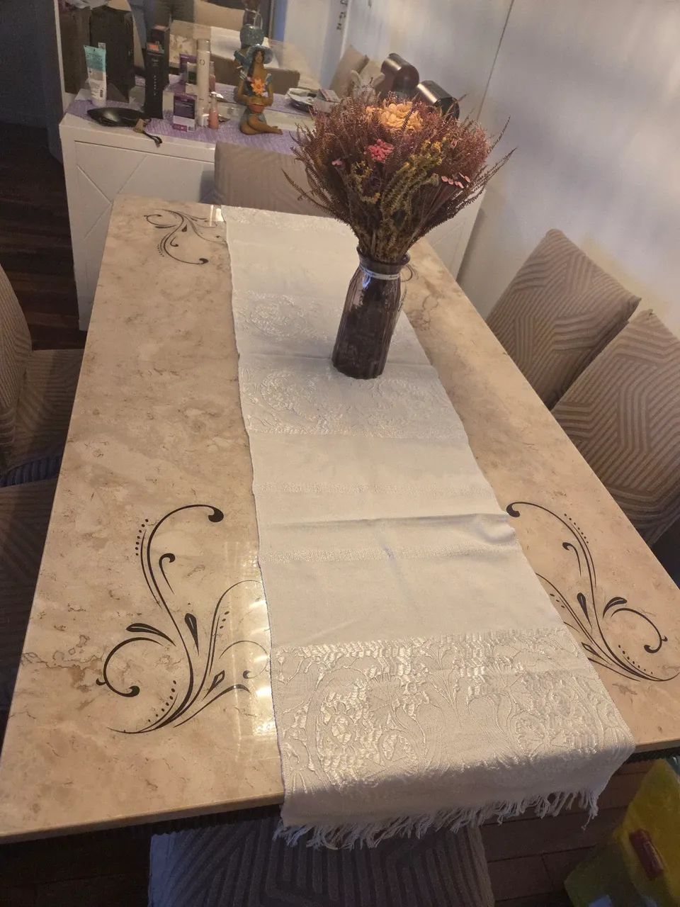 Vende se mesa de mármore travertino com 6 cadeiras