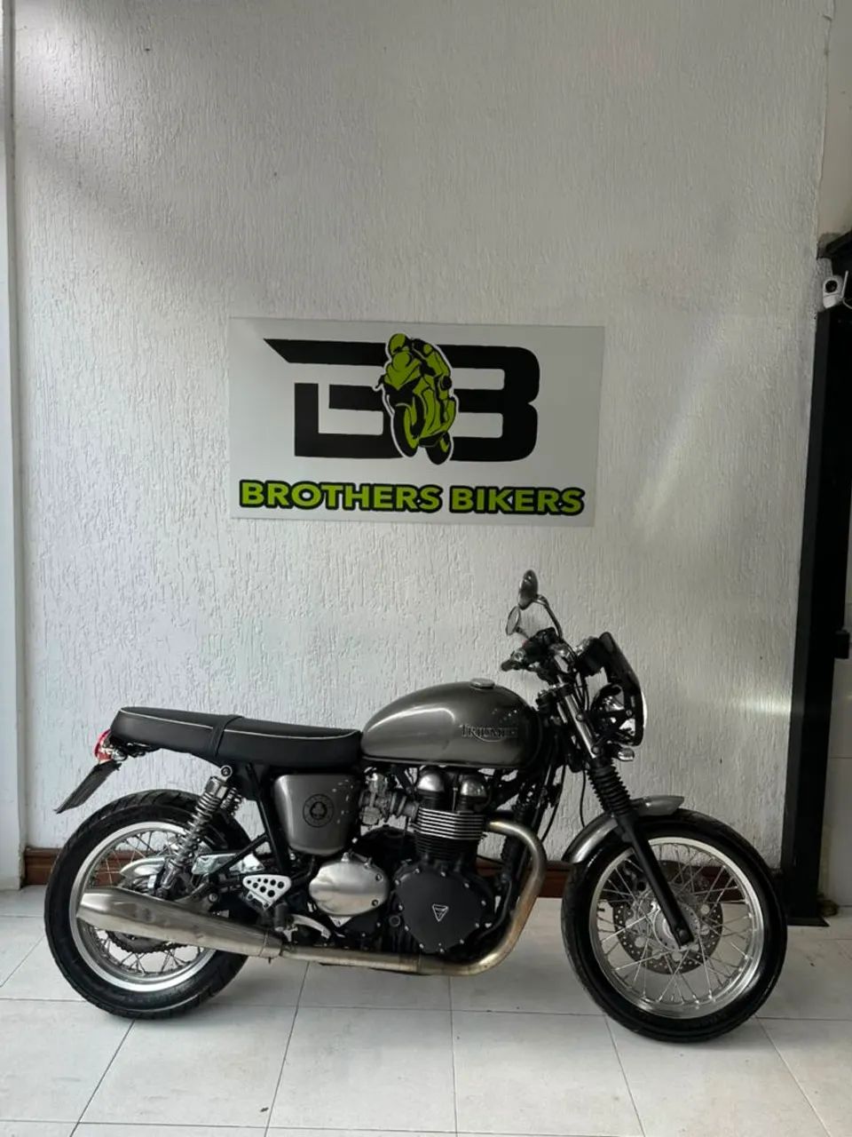 TRIUMPH THRUXTON 900