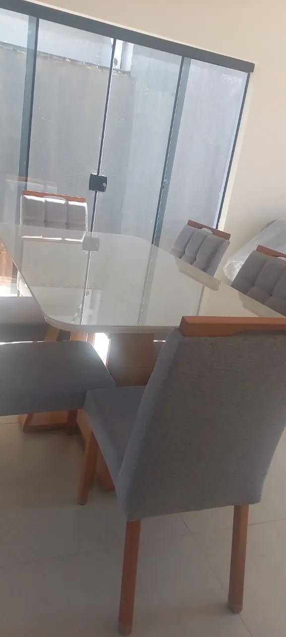 Jogo de mesa com cadeiras .