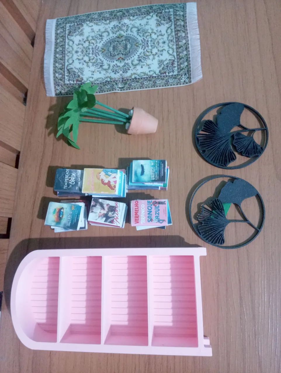 Mini estante com livrinhos e acessórios para casa das bonecas  - Foto 3