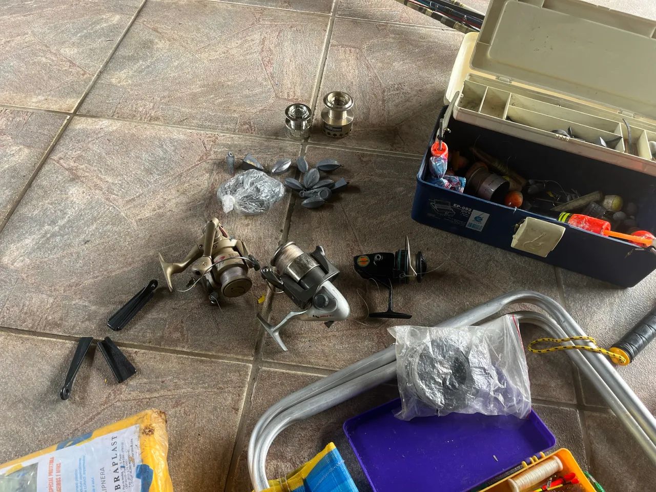 Equipamentos de pesca molinetes varas suporte linha 