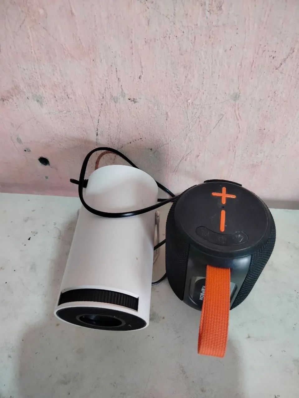 Vendo projetor e caixinha de som - Foto 2