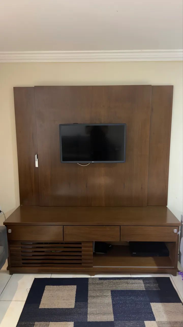 Rack com painel de madeira maciça em perfeito estado - Foto 2