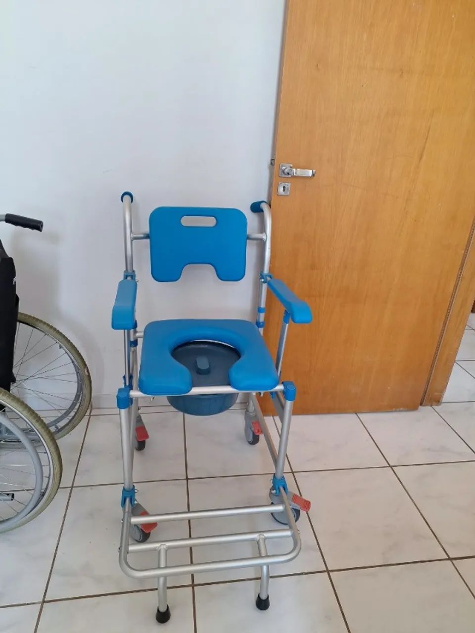 Cadeira de banho e higiene com rodas