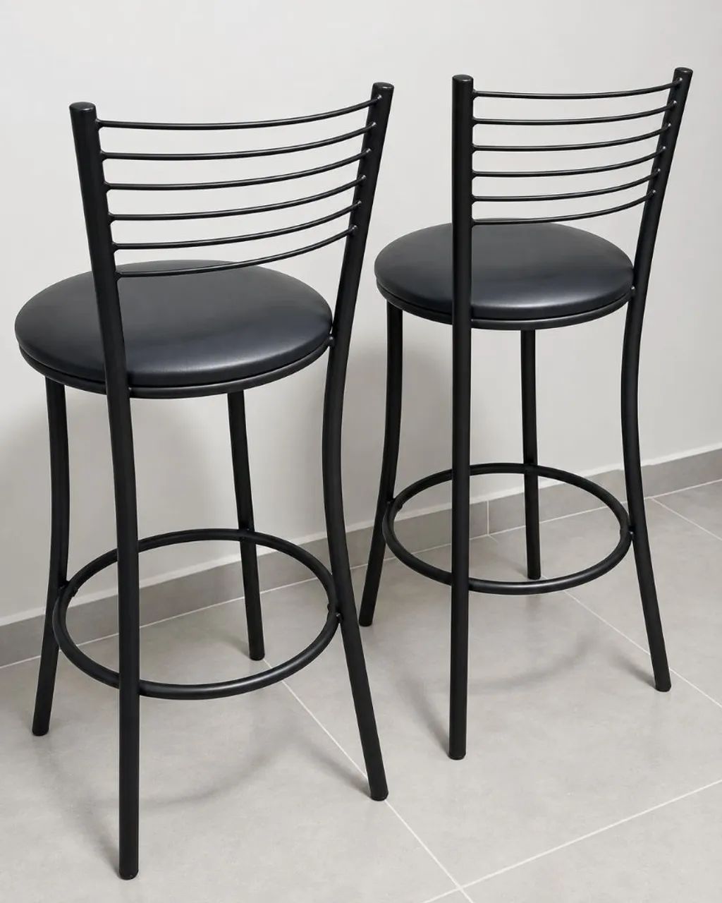 Par de Banquetas Pretas com Encosto e Assento Estofado - Foto 3