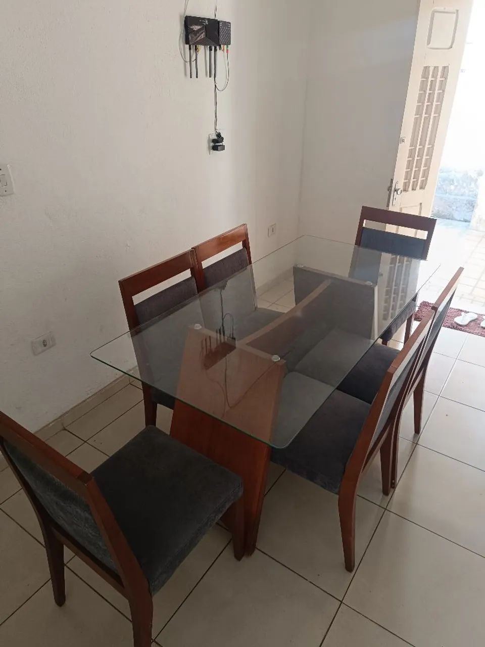 Mesa de jantar com 6 cadeiras em madeira 