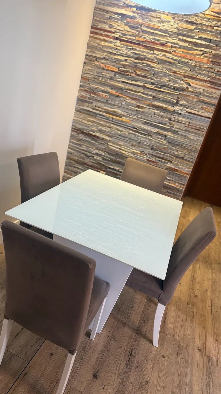 Mesa de tampo de vidro com jogo de 4 cadeiras  - Foto 4